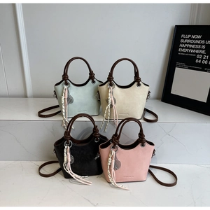 Sacs seaux élégants en menthe, beige, noir et rose avec détails de glands en groupe