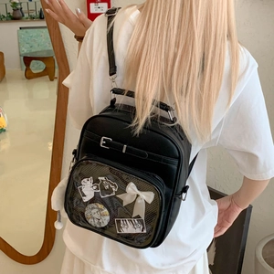 Détail d'un sac ita en cuir PU noir montrant la fenêtre transparente en PVC et pins