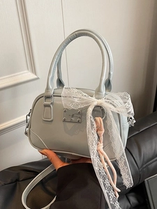 Hellblaue Boston Tasche mit Spitzen-Schleife und verstellbarem Crossbody Schultergurt