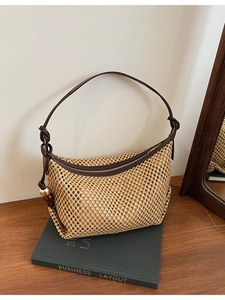 Sac à épaule chic en paille tressée beige avec bandoulière cuir marron et breloque