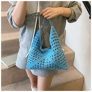 Détail du sac hobo au crochet bleu ajouré avec bandoulière en cuir et doublure textile