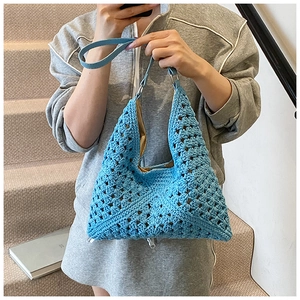Détail du sac fourre-tout au crochet bleu vif avec bandoulière en cuir et zip