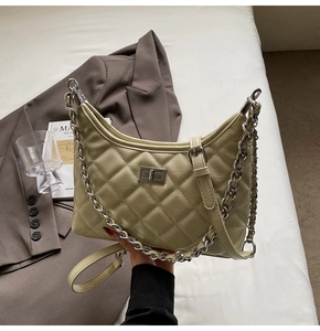Detailaufnahme der gesteppten Hobo-Tasche mit Silberkette und Drehverschluss