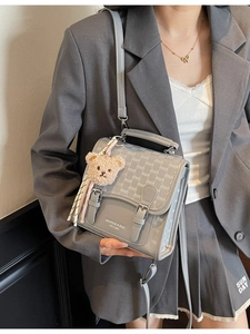 Sac à dos gris imperméable pour femme avec rabat vintage et pendentif d'ours