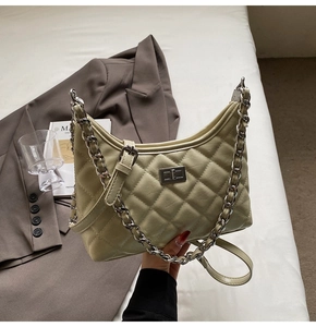 Detail der beige gesteppten Hobo-Tasche mit Silberkette und Rautensteppung