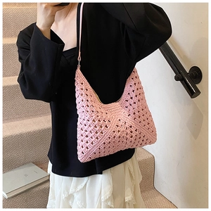 Détail du sac à bandoulière en maille rose crocheté à la main avec motif ajouré complexe
