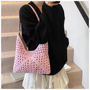 Détail du sac bandoulière rose crocheté main montrant la texture tricotée en 3D