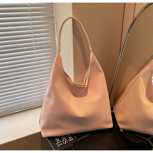 Detail of light pink PU hobo bag texture and elegant shoulder strap design