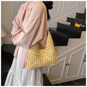 Détail rapproché du sac à bandoulière en crochet jaune pâle aux motifs géométriques