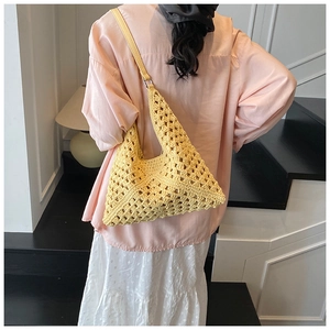 Détail du sac à bandoulière jaune crocheté à la main avec motif ajouré et sangle en cuir