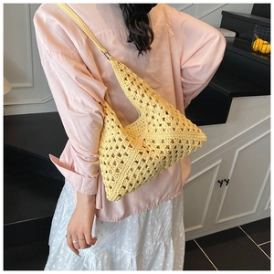 Détail du sac cabas jaune vif tissé à la main avec une fine bandoulière en cuir synthétique