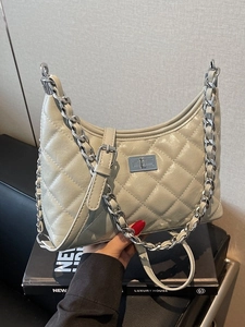Hellgraue Stepptasche im Hobo-Stil mit Silberkette und verstellbarem Schulterriemen
