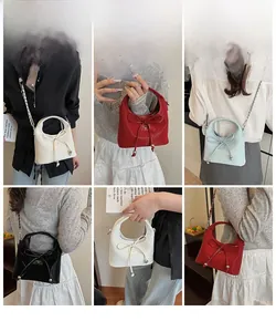 Vues détaillées de sacs à main à nœud en quatre couleurs montrant les options épaule et main