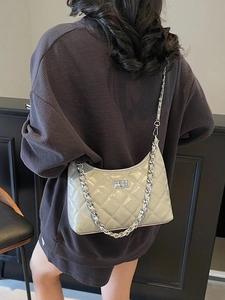 Schicke gesteppte Ketten-Schultertasche aus beigem Lackleder mit Metallelementen