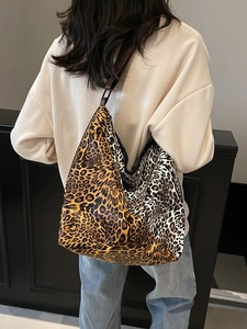 Large capacity leopard print tote bag for women showing a stylish casual commuter style