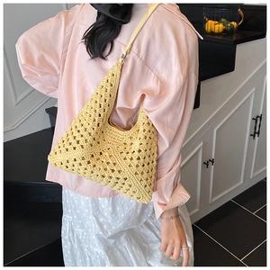 Détail du motif ajouré en tricot jaune sur un grand sac hobo de style décontracté