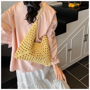 Détail d'un sac hobo au crochet jaune vif avec des motifs de tricot ajouré élégants