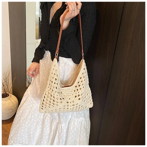 Détail du sac à bandoulière en maille crochetée avec sangle en similicuir brun et anneau