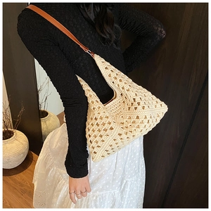 Gros plan détaillé d'un sac cabas au crochet beige avec bandoulière en cuir marron chic