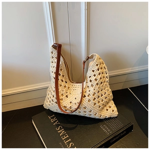 Détail du sac à bandoulière au crochet beige avec sangle en cuir marron et doublure interne