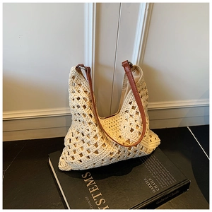 Détail du sac cabas au crochet avec motif en tricot ajouré et bandoulière en cuir