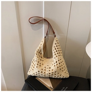 Détail du sac hobo rétro en coton beige avec maille ajourée et bandoulière en cuir brun