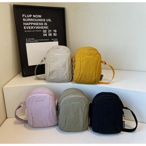 Mini sacs bandoulière en nylon en beige, jaune, violet, vert et noir à poches multiples