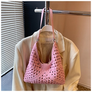 Détail de la texture en tricot floral rose et de la bandoulière en cuir de qualité