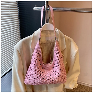 Détail du sac rose crocheté main avec bandoulière en cuir et boucle en métal argenté