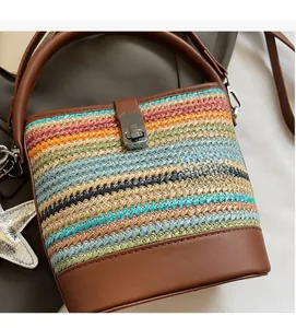 Dettaglio della borsa a secchiello tessuta bohémien con motivi multicolore e manici in pelle