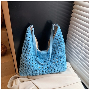 Détail du sac tricoté bleu ciel fait main au crochet avec des motifs ajourés complexes