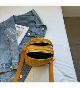 Détail intérieur d'un sac bandoulière jaune avec double fermeture et rangement mobile