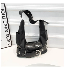 Détail du sac de moto punk noir avec œillets métalliques argentés et boucles déco