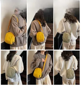 Vues détaillées des sacs bandoulière en nylon jaune et vert portés par des modèles