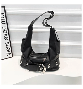 Détail du sac bandoulière moto noir avec boucle métallique géante et rivets argentés