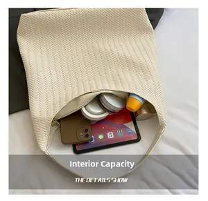 Draufsicht auf das Innere der gewebten Tragetasche mit viel Platz für Tablet und Kosmetik