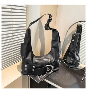 Détails du sac sous le bras noir style motard avec boucles argentées et texture cuir