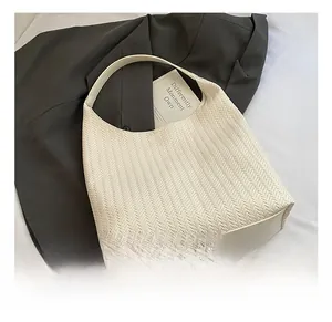 Detailansicht der weißen Webstruktur einer großen minimalistischen Shopper-Tasche