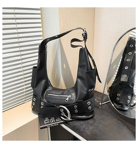 Détail du sac bandoulière punk noir avec œillets métalliques et boucles argentées