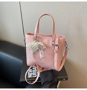 Détail du sac à main rose plissé en cuir PU avec breloque perle cœur et nœud en dentelle
