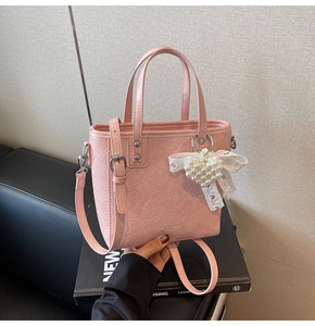 Sac seau rose en cuir gaufré avec nœud en dentelle et breloque perle cœur