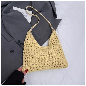 Gros plan sur la texture crochetée évidée du sac jaune clair avec bandoulière cuir