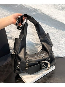 Sac sous le Bras en Cuir PU Noir pour Femmes Style Moto Punk Grande Capacité Sac Hobo Croissant Boucle Métal Oeillets