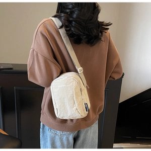 Détails de la bandoulière réglable et fermeture éclair sur sac à bandoulière en nylon
