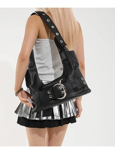Sac bandoulière punk Y2K noir avec œillets argentés et détails de boucles larges