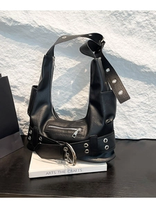 Sac hobo noir en cuir avec œillets argentés et poches multiples au style punk chic