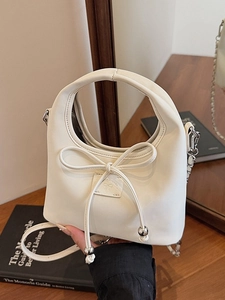 Sac à main crème élégant avec nœud et bandoulière chaîne dorée au style minimaliste