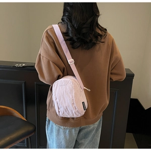 Sac bandoulière en nylon violet clair avec sangle ajustable et étiquette tissée