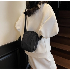 Vue détaillée de la sacoche noire en nylon durable avec étiquette et fermeture éclair