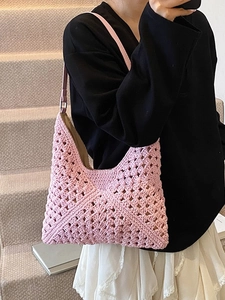 Sac à épaule rose en tricot crocheté avec motif ajouré et bandoulière plate pour femme